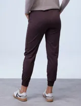 Pantalón jogger color beige, marca Zac & Rachel, con pretina ancha elastizada, lazo de ajuste, bolsillos delanteros y puños elastizados en los tobillos.