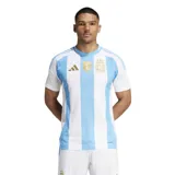 Camiseta de fútbol Adidas de la Selección Argentina, modelo titular 2024. Diseño a rayas verticales celestes y blancas con detalles dorados en cuello, mangas y hombros. Incluye logo de Adidas, escudo de la AFA y tres estrellas doradas sobre el escudo.