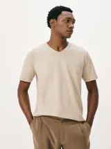 Camiseta básica de manga corta con cuello en V, confeccionada en tejido de algodón suave y ligero.