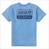 Remera de manga corta color celeste con cuello redondo. Presenta un pequeño parche estampado en el pecho con el logo de Katin y un diseño de olas.