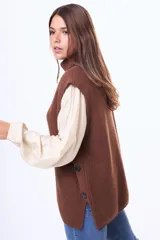 Chaleco tejido de punto en color marrón, con cuello alto y diseño sin mangas de corte holgado.