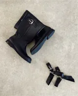 Bota de cuero vacuno color marrón, estilo motociclista o biker, con caña media y hebillas ajustables en el empeine y la caña.