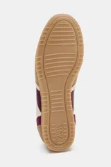 Championes de estilo running con diseño de paneles combinados en cuero y serraje. Presenta una base en tono crema con detalles en color bordó y refuerzos en gamuza color tostado. Cuenta con cierre mediante cordones y punta redonda.