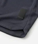 Bermuda deportiva Get Over de color azul marino, con cintura elástica ajustable mediante lazo y dos bolsillos laterales con cierre de cremallera.
