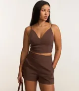 Short lila de tejido bengaline, con bolsillos delanteros y cremallera lateral.