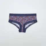 Pack de tres culottes de microfibra con cintura de encaje: uno color naranja con estampado de lunares negros, uno color borgoña liso y uno color azul con estampado floral multicolor.