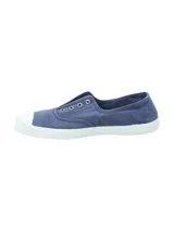 Zapatilla tipo slip-on de algodón orgánico color azul marino, con puntera redonda reforzada en color blanco y suela de caucho natural. Presenta ojales metálicos decorativos y un diseño ligero y transpirable.
