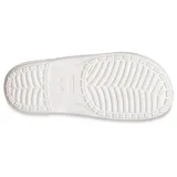 Sandalias Crocs Classic con dos tiras y base blanca. Las tiras tienen un diseño de tinte en aerosol con colores rosa, lila, verde y amarillo.