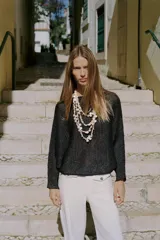 Jersey de punto con cuello barco y mangas anchas de corte holgado.