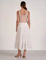 Vestido midi combinado de Elan, con torso de punto beige de escote en V y breteles anchos, y falda escalonada blanca de largo midi.