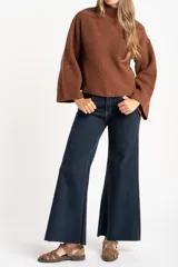 Sweater de punto acanalado color marrón, con cuello alto tipo polera y mangas largas de corte ancho. Posee un diseño oversize confeccionado en mezcla de lana.