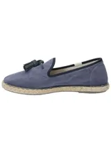 Alpargata estilo slip on de algodón orgánico color azul navy, con suela revestida en yute trenzado y detalle de borlas en la parte superior.