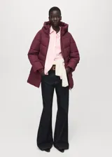 Campera puffer color bordó con capucha, cierre frontal con cremallera y diseño acolchado con costuras horizontales.