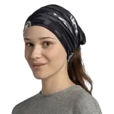 Cuello multifuncional Buff de diseño tubular, confeccionado en tejido elástico con estampado gráfico de camuflaje en tonos grises y negros con el logo de la marca. Ofrece protección solar y versatilidad para diversas actividades al aire libre.