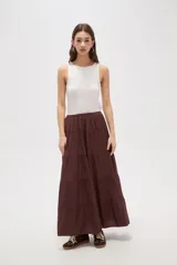 Falda larga de corte amplio con diseño de frunces horizontales y caída fluida.