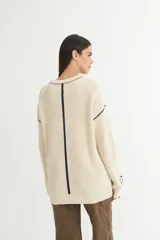 Sweater tejido de punto color ladrillo, con cuello redondo y calce oversize.