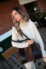 Bolso tipo shopper de gran tamaño, confeccionado en una combinación de cuero liso negro y gamuza marrón. Cuenta con correas de hombro integradas y un diseño espacioso con bolsillo interior.