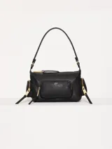 Bandolera de cuero vacuno color negro, con acceso principal mediante cierre, forro interior de tejido jacquard y múltiples bolsillos exteriores con cierre en el frente, dorso y laterales. Incluye apliques metálicos personalizados.