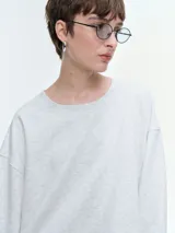 Buzo de cuello redondo y manga larga, con diseño oversize y corte relajado. Presenta puños y ruedo acanalados, confeccionado en tejido de textura suave.