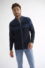 Campera tejida de algodón con diseño color block en tonos beige y marrón. Presenta cierre frontal completo, cuello alto y textura acanalada.