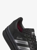 Zapatillas Adidas Gazelle Bold PV, diseñadas en colaboración con la cantante brasileña Pabllo Vittar. Zapatillas de cuero negro con plataforma y las tres tiras laterales plateadas.