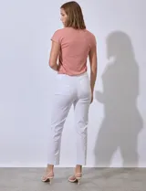 Pantalón de vestir verde esmeralda, de corte recto, con bolsillos laterales y traseros.