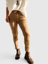Pantalón de corte capri con efecto arrugado, cintura elástica con lazo ajustable, bolsillos laterales y dobladillo en los tobillos.
