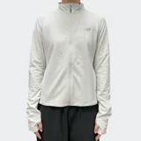 Campera deportiva New Balance con cierre frontal completo, cuello alto y mangas largas con agujeros para los pulgares. Presenta un tejido jaspeado (space dye) en tonos grises y un logo reflectante en el pecho.