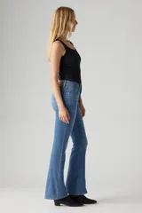 Jeans de mujer Levi's 726 Hi Rise Flare Eternal Mid, de tiro alto y corte flare, en color azul claro.