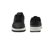 Championes Lacoste negros con logo de la marca en el lateral y suela blanca.