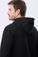 Hoodie canguro negro de felpa, con capucha y cordones ajustables al tono, bolsillo tipo ojal delantero y puños y cintura elásticos ribeteados.