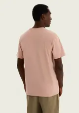 Remera de manga corta lisa en color rosado, con cuello redondo y diseño clásico de ajuste cómodo.