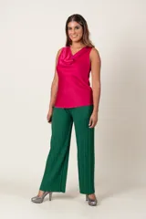 Top rojo de satén liso con cuello volcado y sin mangas.