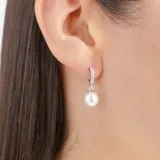 Aros plateados tipo argolla con strass y dije colgante de perla.