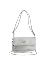 Cartera cruzada de ecocuero metalizado color plateado, con solapa frontal, cierre de cremallera y correa de cadena metálica desmontable.