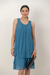 Vestido midi de seda negro con diseño de capas y volados en el bajo, sin mangas y escote redondo fruncido.