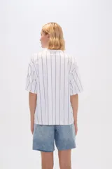 Remera blanca con rayas verticales azules y estampado frontal con la inscripción 'Los Angeles' y el número 9.