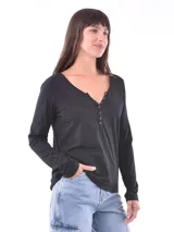 Remera de manga larga color negro, con escote en V y cartera con botones frontales.