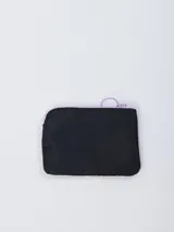 Monedero rectangular de tela color celeste con cierre superior y tirador verde claro.