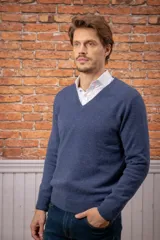 Sweater de punto con escote en V, de manga larga y diseño clásico con puños y ruedo acanalados.