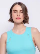 Musculosa amarilla de tejido de punto, con cuello redondo y aberturas en los hombros.
