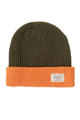 Gorro de lana tejido a punto, color verde oliva en la parte superior y naranja en el borde inferior. Tiene una etiqueta rectangular cosida en el frente con el logo de la marca Denali.