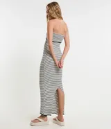 Vestido midi de punto con estampado a rayas horizontales en blanco y negro, sin tirantes, con escote recto y diseño ajustado al cuerpo.
