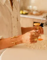 Brazalete abierto de bronce con forma de rama.