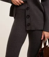 Pantalón legging confeccionado en tejido de punto con 6% de lana, cintura elástica y ajuste en los pies.