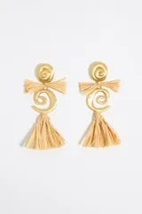 Par de aros colgantes dorados con forma de espiral y detalle de rafia color beige.