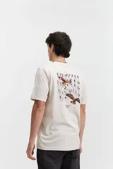 Remera de manga corta color gris oscuro, con estampado frontal de la palabra "Unlimited" en blanco y un pequeño detalle de etiqueta en la manga izquierda.