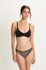 Bombacha tipo colaless con estampado animal print de leopardo y terminaciones de encaje negro en los bordes.