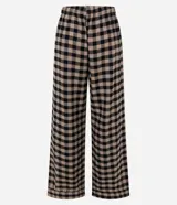Pantalón de pijama de corte holgado confeccionado en franela con estampado de cuadros en tonos beige y negro. Presenta cintura elástica con botones decorativos en la parte frontal.