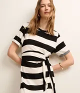 Vestido midi de viscosa Marfinno con estampa de rayas horizontales en blanco y negro, cuello redondo, mangas cortas y lazo lateral en la cintura.